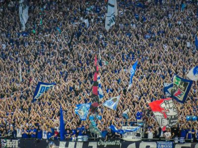 Muziek is overal in het voetbal. Ontdek zes bijzondere voetbalnummers uit Duitsland, van clublied tot iconische goaltune.