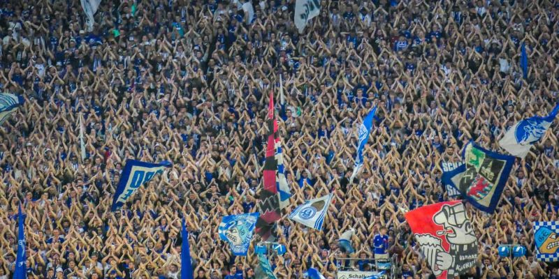 Muziek is overal in het voetbal. Ontdek zes bijzondere voetbalnummers uit Duitsland, van clublied tot iconische goaltune.