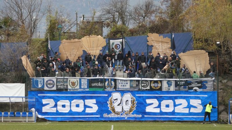 Twintig jaar Curva Sud Obermais: een unieke ultrascene in Zuid-Tirol, geboren tussen de struiken van Meran en nog altijd even fanatiek.
