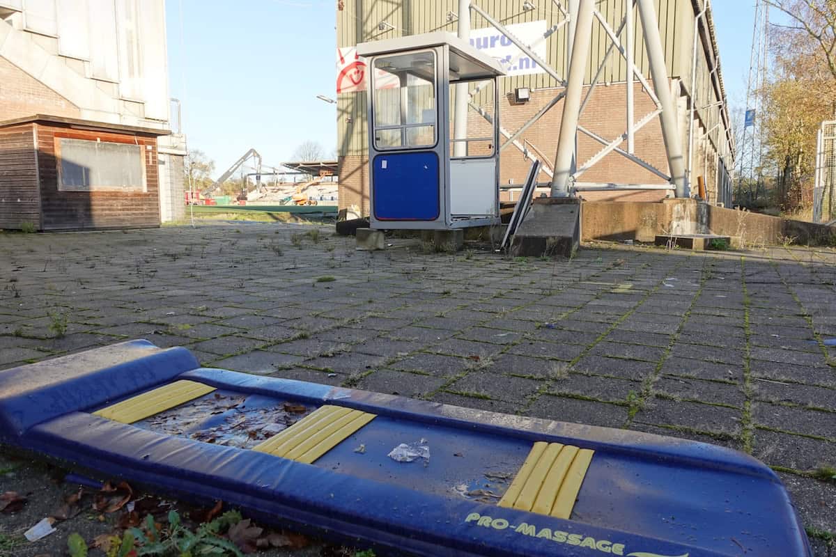 Sloop oude Cambuurstadion: van bordes naar rookterras