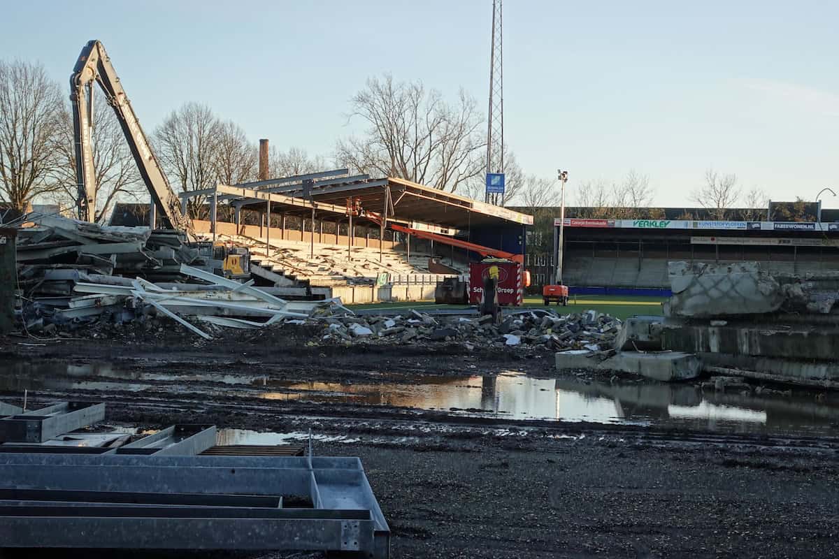 Sloop oude Cambuurstadion: van bordes naar rookterras