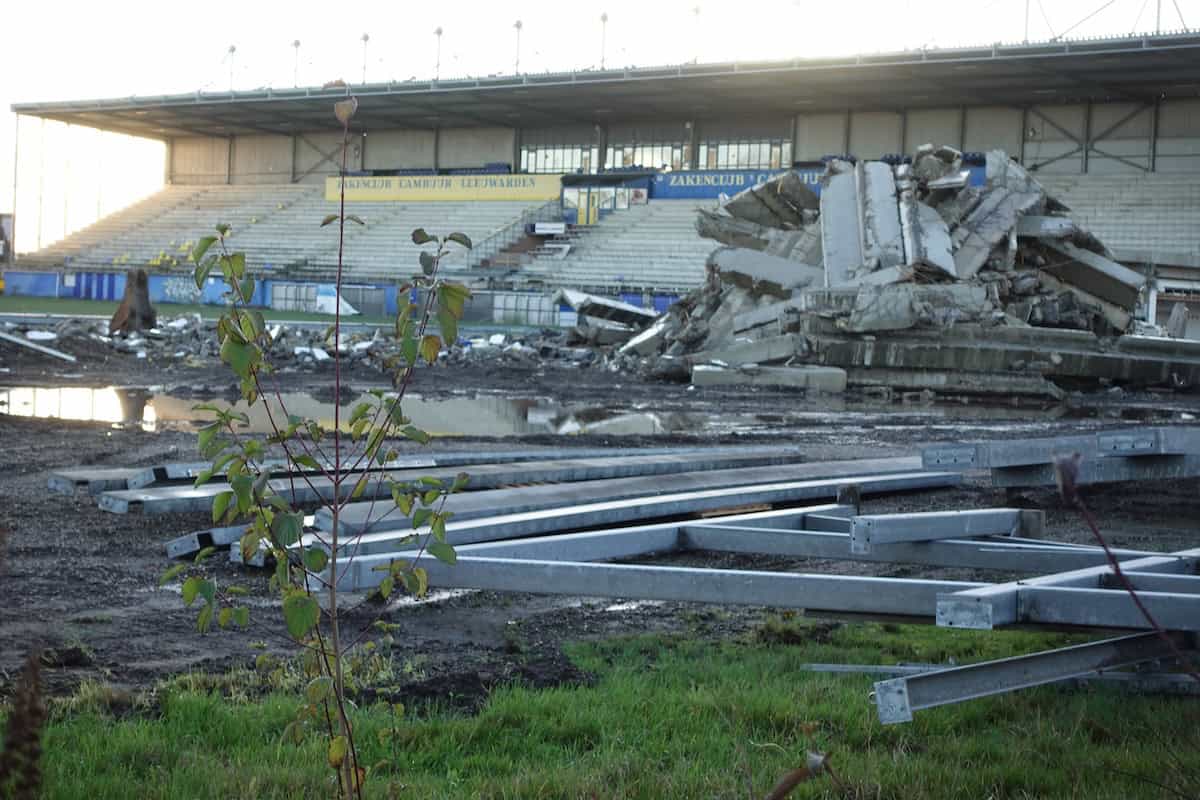 Sloop oude Cambuurstadion: van bordes naar rookterras