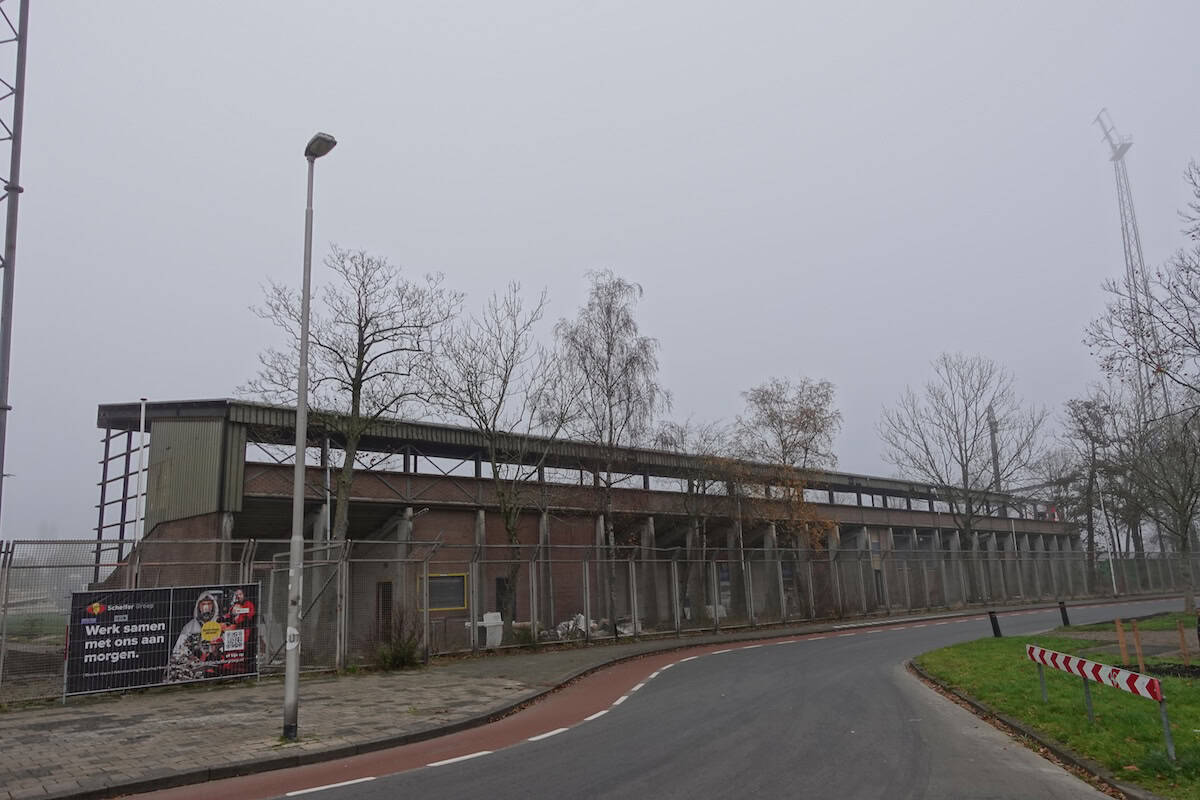 Sloop oude Cambuurstadion: van bordes naar rookterras