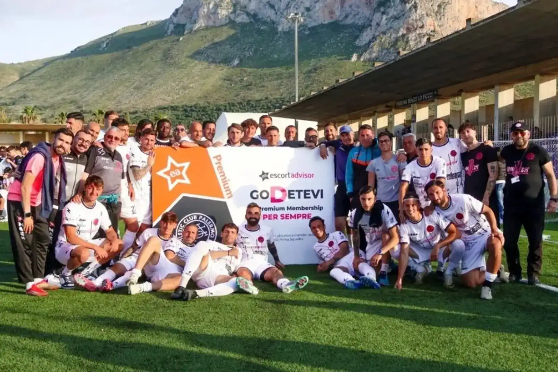 Selectie en staf van Athletic Club Palermo poseren met de banner van escortadvisor na de promotie naar de Serie D