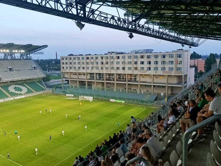 ETO Park Stadion van Győr met hotel op de korte zijde