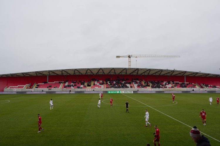 Tribune van het Várkerti Stadion van Kisvárda