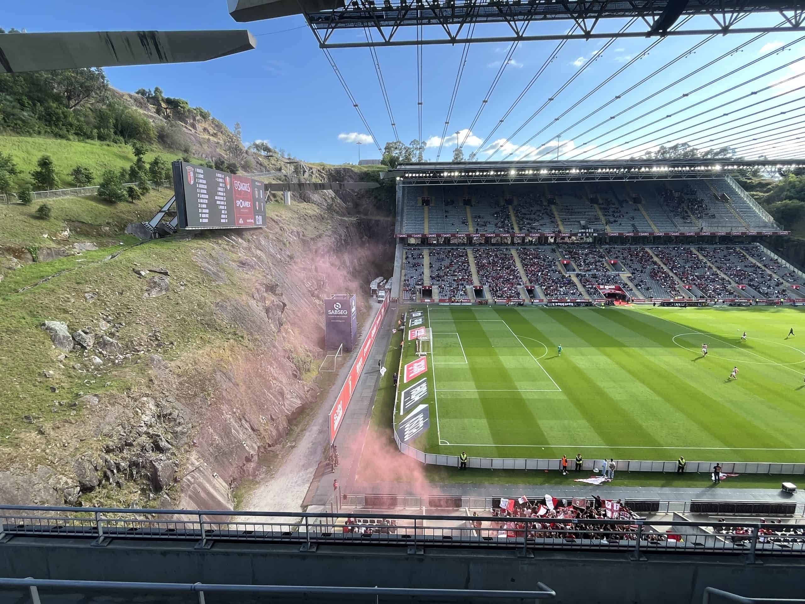 Estádio Municipal de Braga met twee tribunes tegen de rotswand van Monte do Castro
