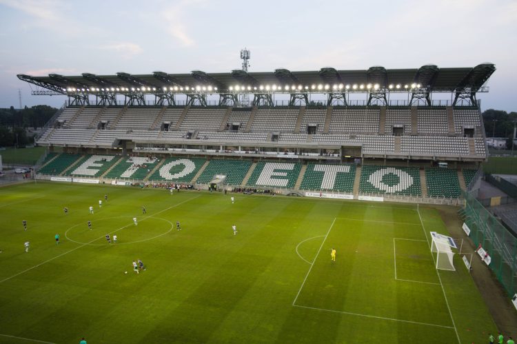 Lege tribunes bij Győr in de Hongaarse tweede divisie, 2023