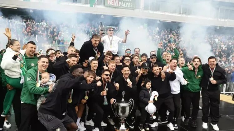 Kampioenshuldiging Győr ETO bij thuiskomst in eigen stadion
