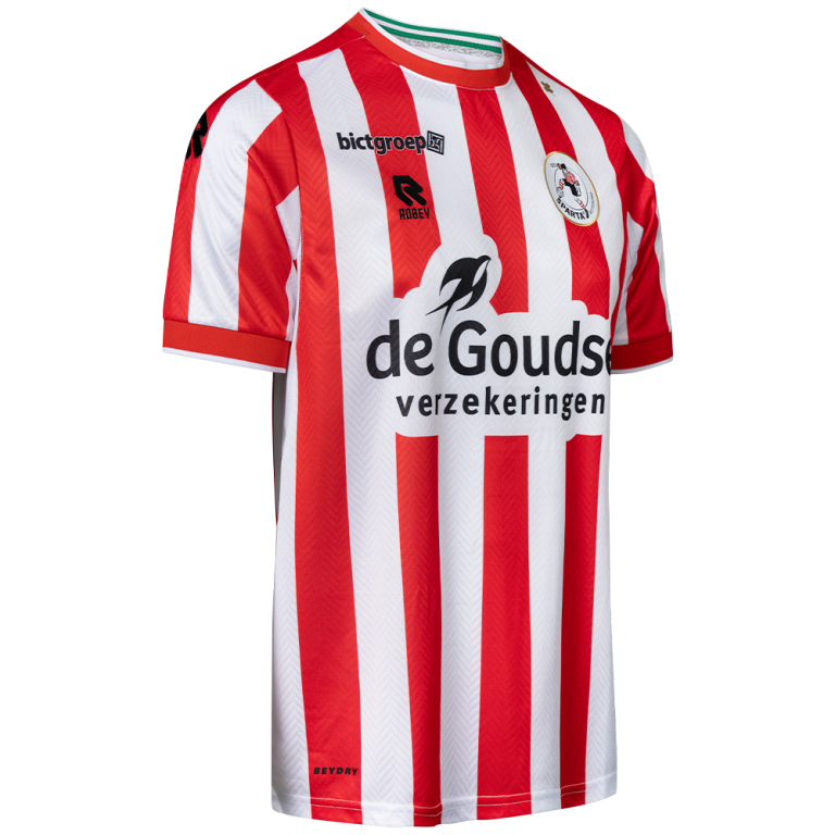 Het rood-wit gestreepte thuisshirt van Sparta Rotterdam voor 2026-2027, schuin van voren gefotografeerd