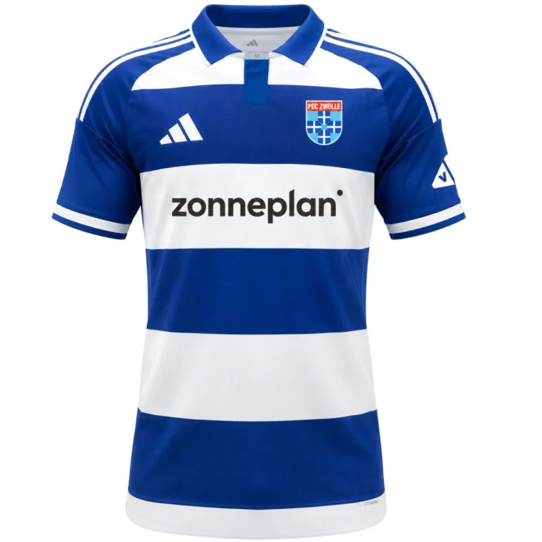Het blauw-witte thuisshirt van PEC Zwolle voor het seizoen 2026-2027, met de sponsor Zonneplan