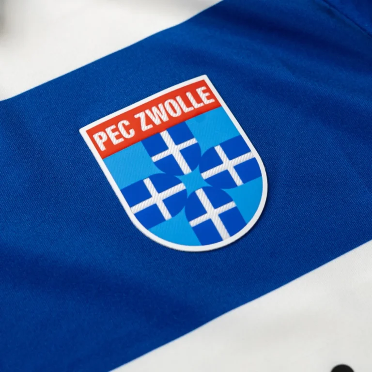 Detailopname van het clublogo van PEC Zwolle op het thuisshirt voor 2026-2027