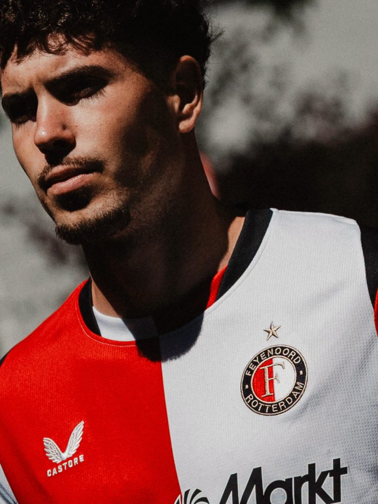 Close-up van het thuisshirt van Feyenoord voor 2026-2027 met het clublogo en de ster boven het embleem