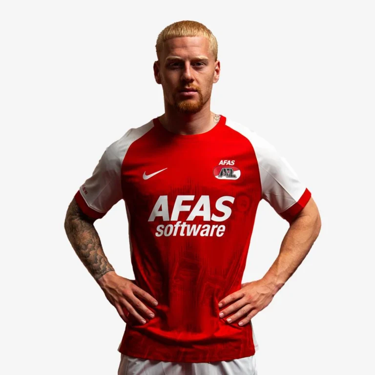 Een speler draagt het rood-witte thuisshirt van AZ voor het seizoen 2026-2027, met de sponsor AFAS software op de borst