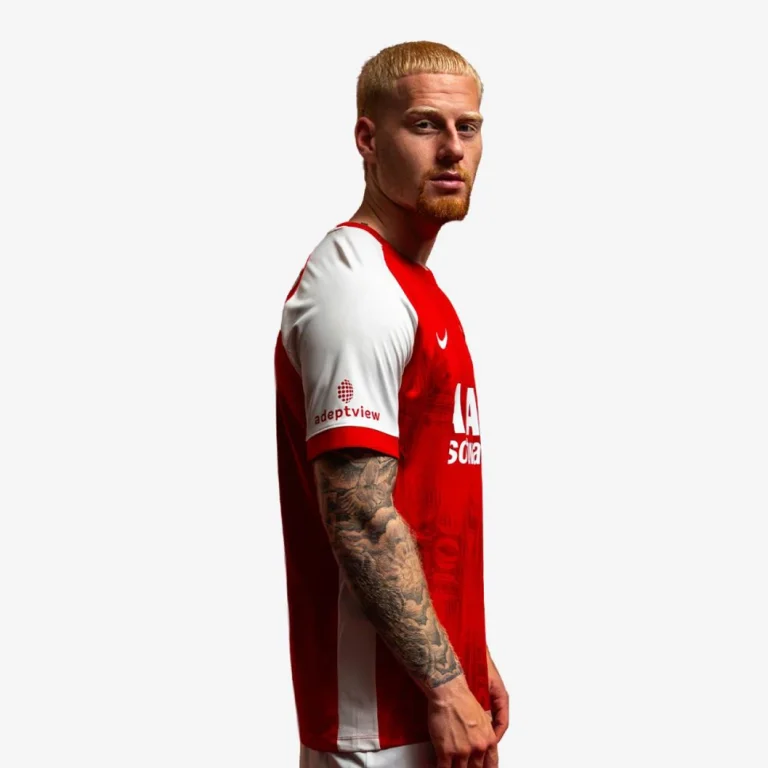 Zijaanzicht van het thuisshirt van AZ voor 2026-2027, gedragen door een speler