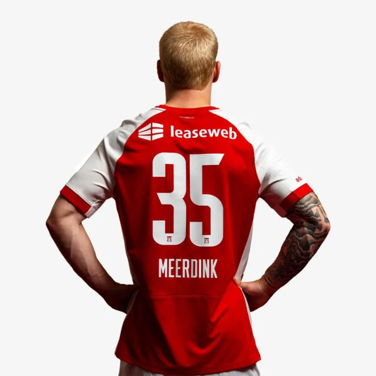 De achterkant van het thuisshirt van AZ voor 2026-2027, met rugnummer 35 en de naam Meerdink