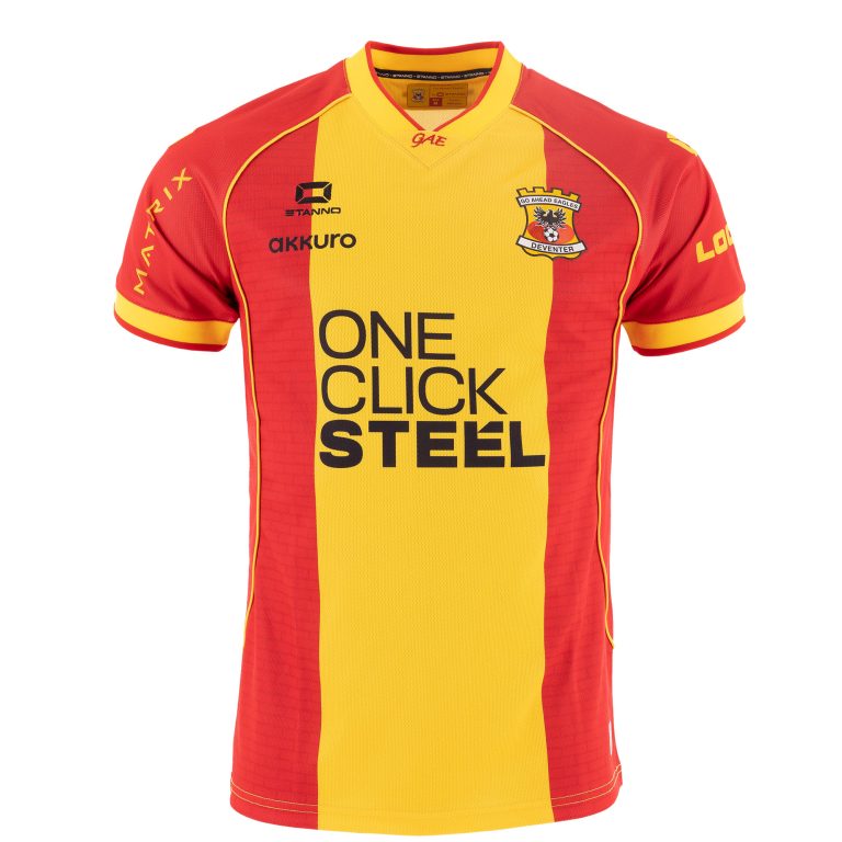 Het rood-gele thuisshirt van Go Ahead Eagles voor het seizoen 2026-2027, met de sponsor One Click Steel