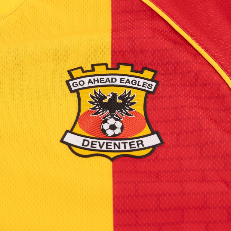 Detailopname van het clublogo van Go Ahead Eagles op het thuisshirt voor 2026-2027