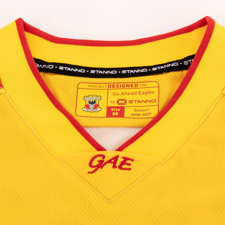 Detailopname van de kraag van het thuisshirt van Go Ahead Eagles voor 2026-2027, met de letters GAE en het binnenlabel