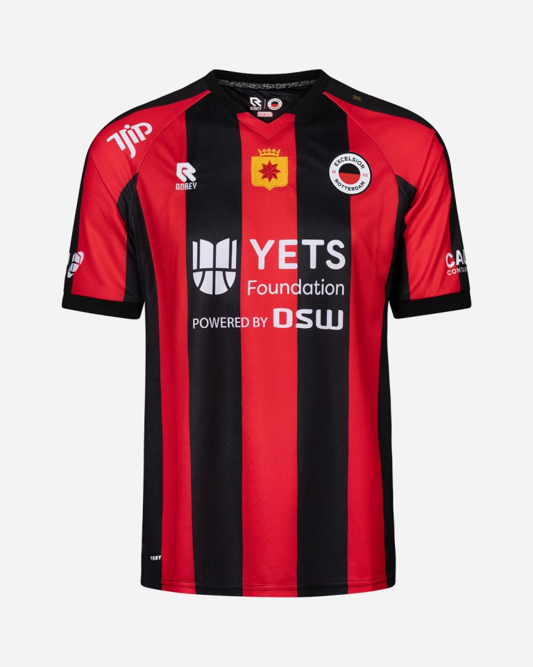 Het rood-zwart gestreepte thuisshirt van Excelsior voor het seizoen 2026-2027, met de YETS Foundation als sponsor