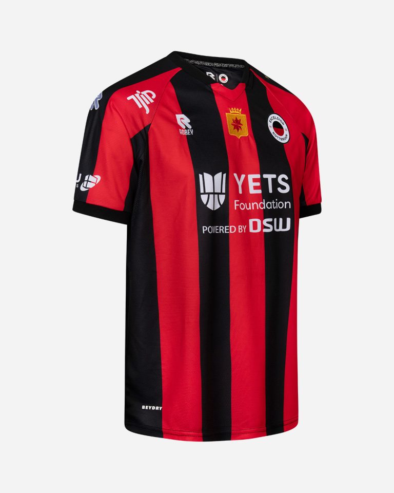 Het rood-zwart gestreepte thuisshirt van Excelsior voor 2026-2027, schuin van voren gefotografeerd