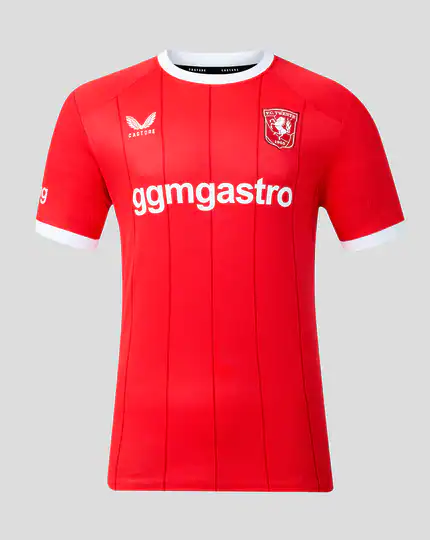 Het rode thuisshirt van FC Twente voor het seizoen 2026-2027, met de sponsor GGM Gastro op de borst