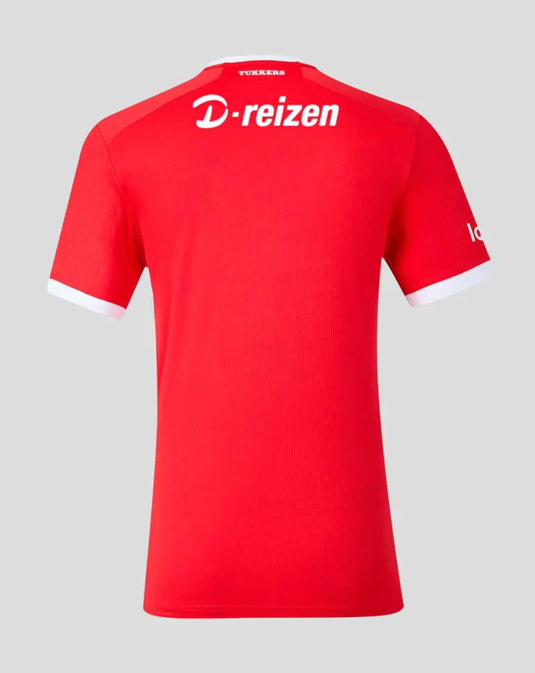 De achterkant van het rode thuisshirt van FC Twente voor 2026-2027, met D-reizen tussen de schouderbladen