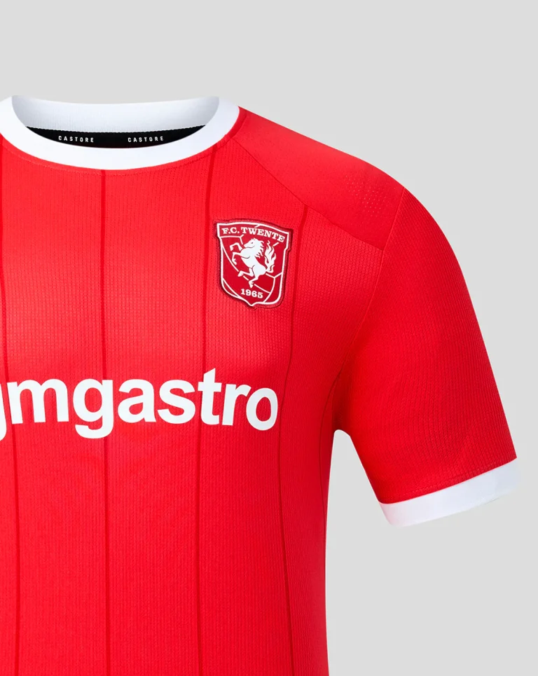 Detailopname van het thuisshirt van FC Twente voor 2026-2027, met het clublogo en de witte boord aan de mouw