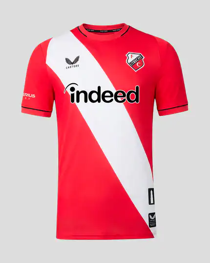 Het rode thuisshirt van FC Utrecht voor het seizoen 2026-2027 met witte diagonale baan en de sponsor Indeed