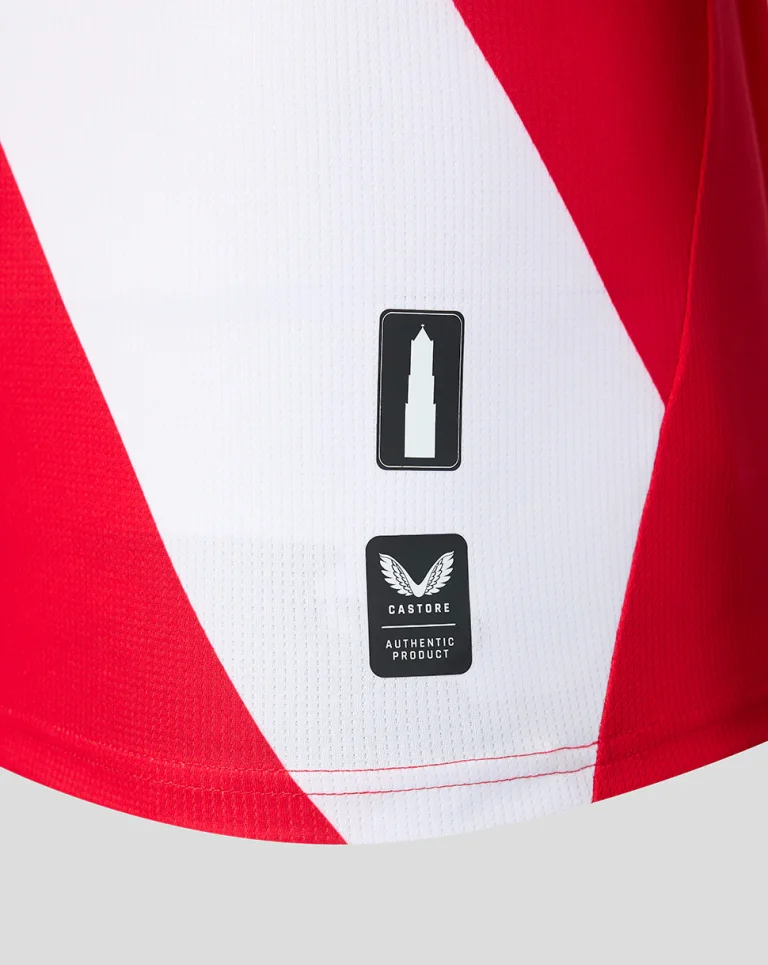 Detailopname van de witte diagonale baan op het thuisshirt van FC Utrecht voor 2026-2027