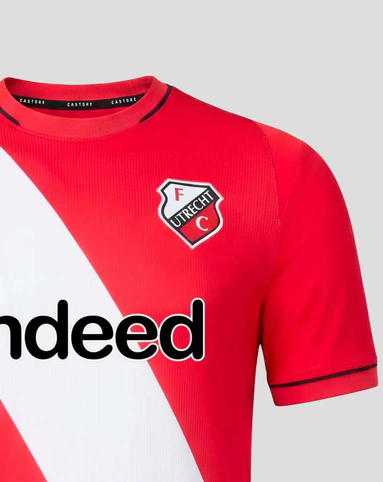 Detailopname van het clublogo van FC Utrecht op het thuisshirt voor 2026-2027