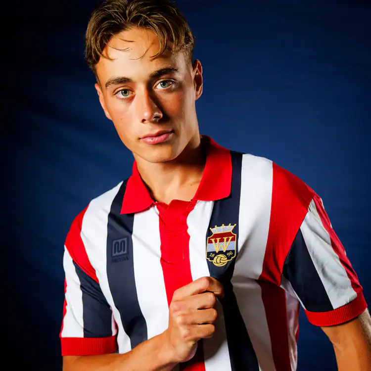 Een speler draagt het rood-wit-blauw gestreepte thuisshirt van Willem II voor het seizoen 2026-2027