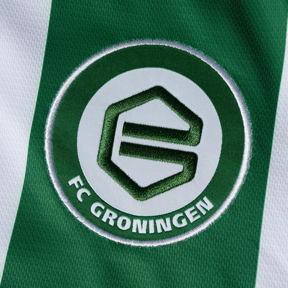 Detailopname van het geborduurde clublogo van FC Groningen op het thuisshirt voor 2026-2027