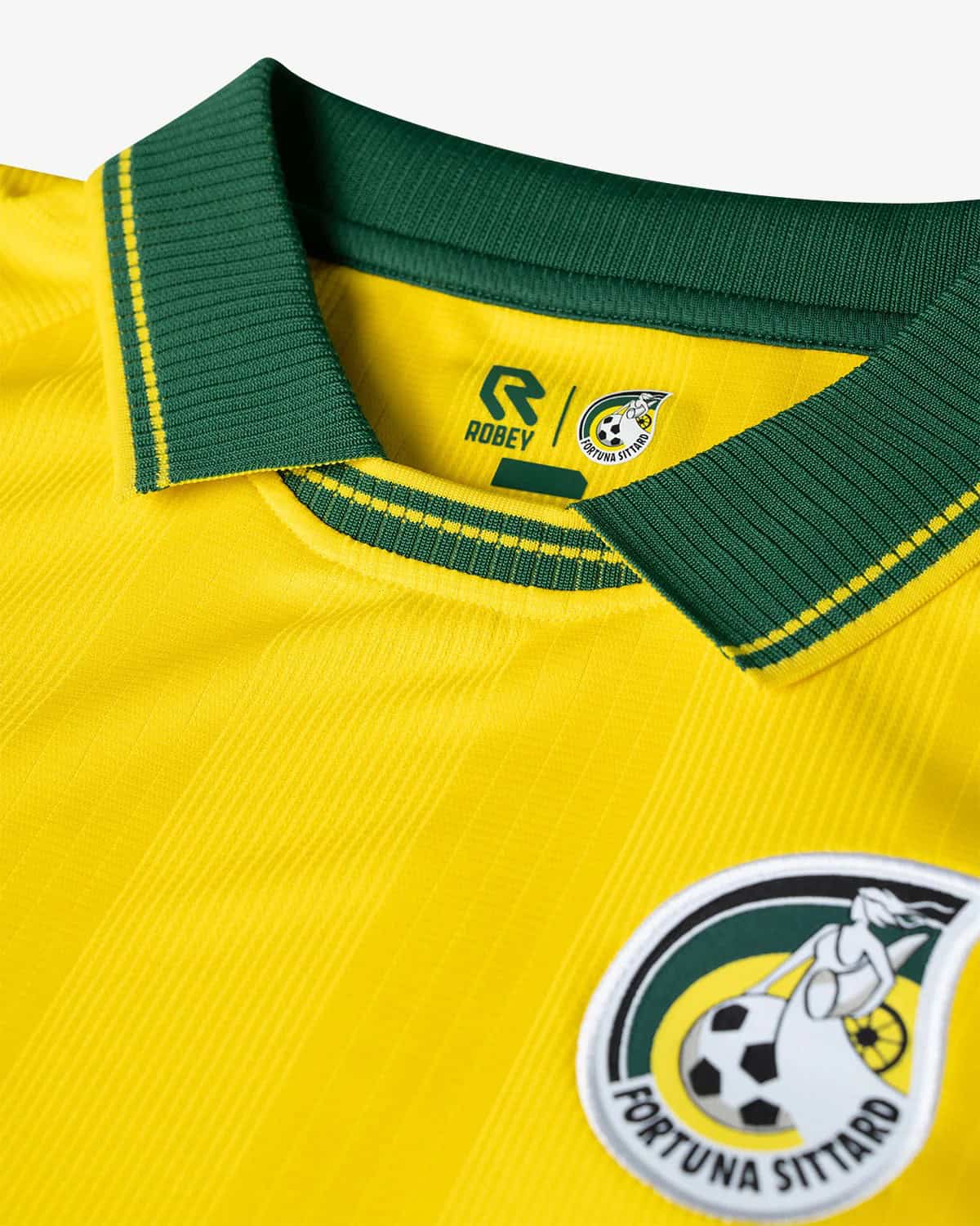 Detailopname van de groene polokraag en het clublogo op het thuisshirt van Fortuna Sittard voor 2026-2027