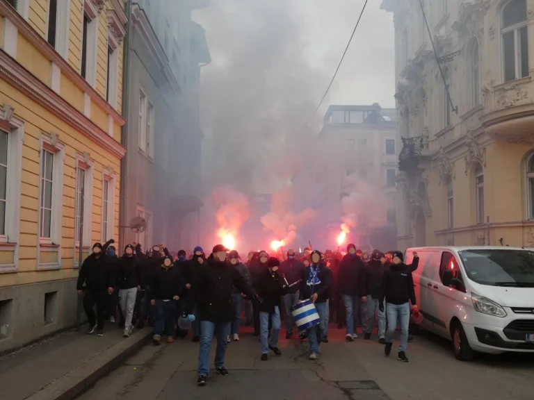 Sfeer bij het Stahlstadt-Derby LASK - Blau-Weiß Linz