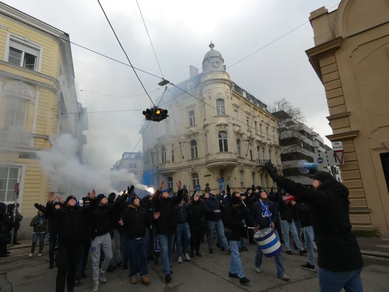 Sfeer bij het Stahlstadt-Derby LASK - Blau-Weiß Linz