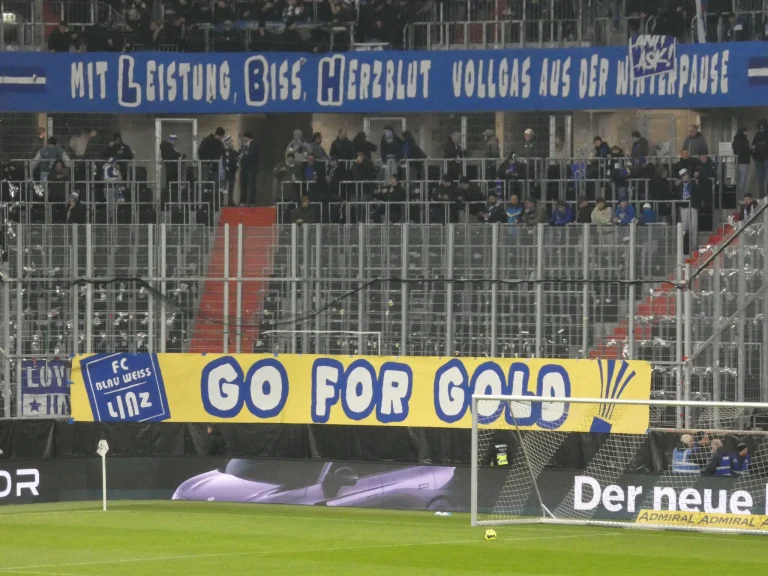 Sfeer bij het Stahlstadt-Derby LASK - Blau-Weiß Linz