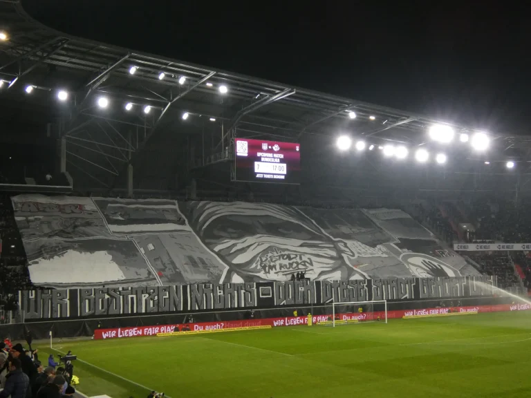 Sfeer bij het Stahlstadt-Derby LASK - Blau-Weiß Linz
