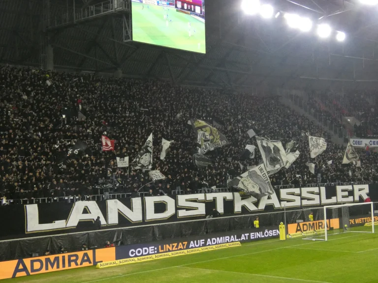 Sfeer bij het Stahlstadt-Derby LASK - Blau-Weiß Linz