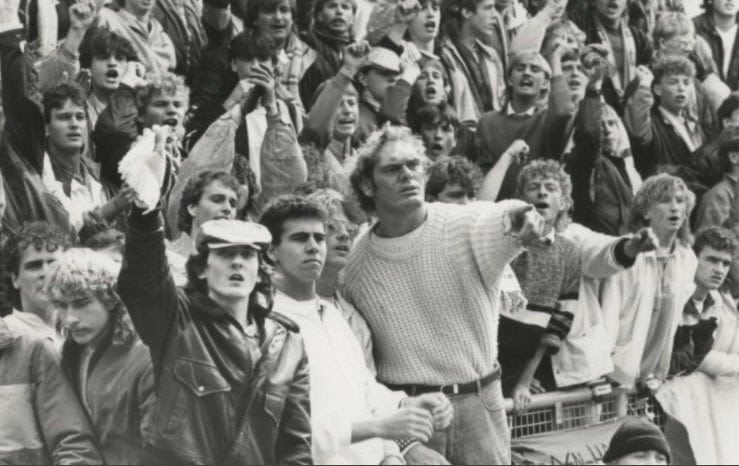 Zwart-witfoto van FC Den Haag-supporters op de tribune in de jaren tachtig