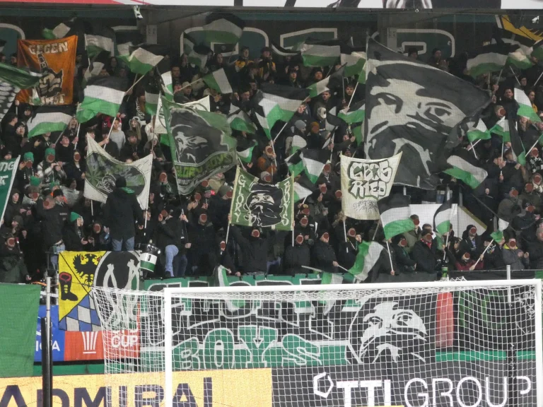 Tifo en pyro bij SV Ried - Rapid Wien