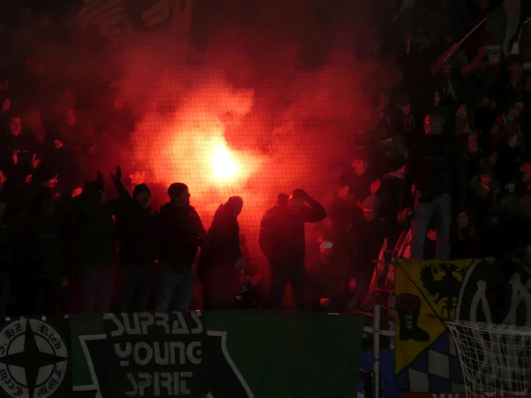 Tifo en pyro bij SV Ried - Rapid Wien