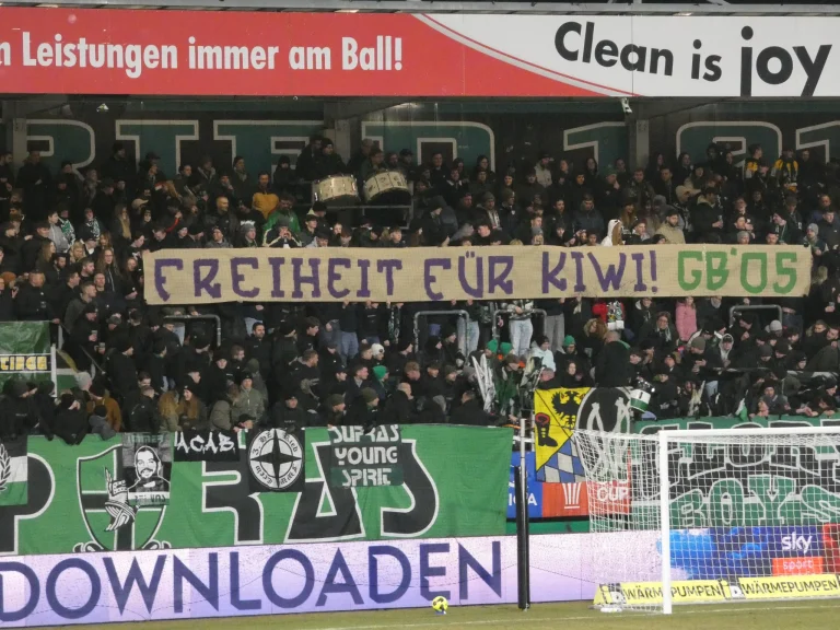 Tifo en pyro bij SV Ried - Rapid Wien