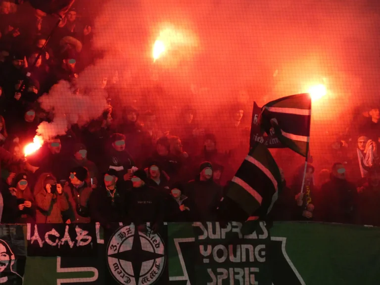 Tifo en pyro bij SV Ried - Rapid Wien