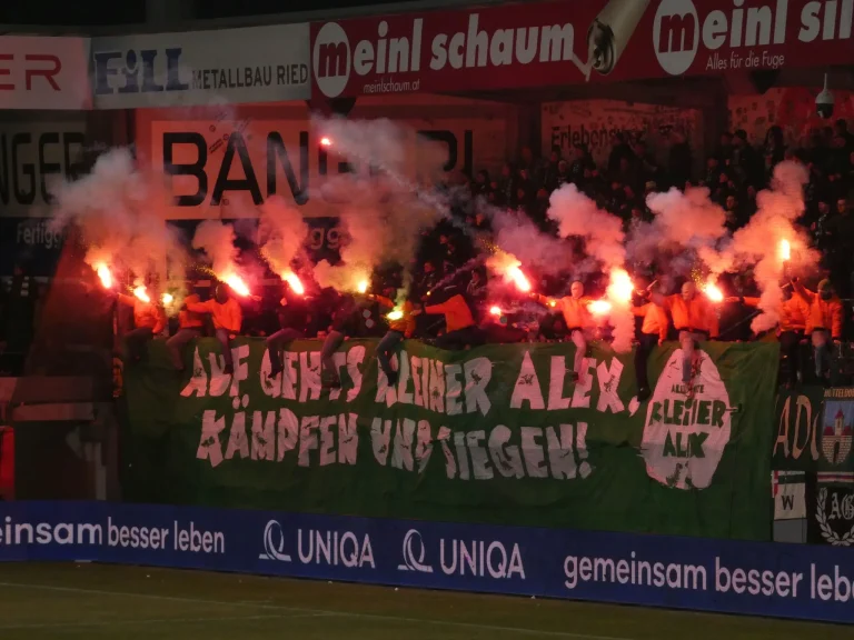 Tifo en pyro bij SV Ried - Rapid Wien