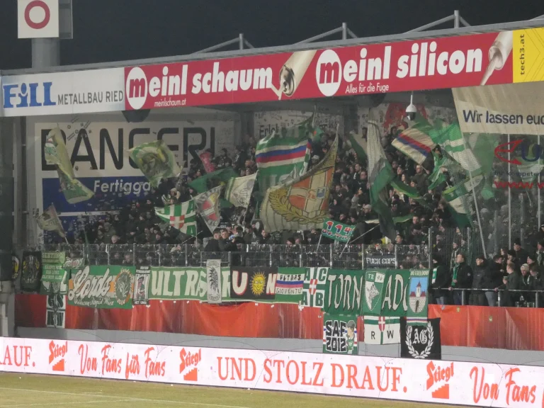 Tifo en pyro bij SV Ried - Rapid Wien