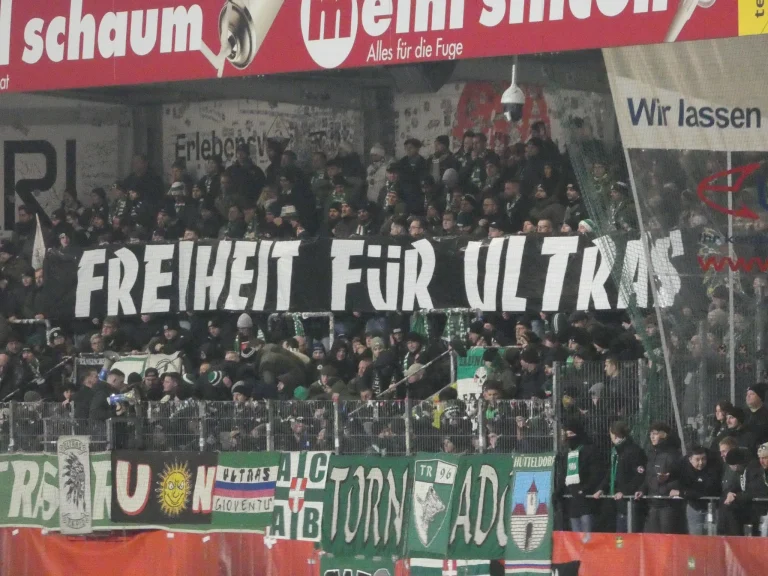Tifo en pyro bij SV Ried - Rapid Wien