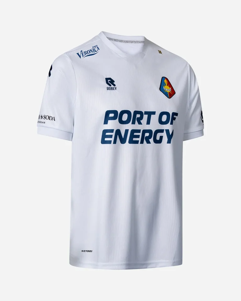 Het witte thuisshirt van Telstar voor 2026-2027, schuin van voren gefotografeerd