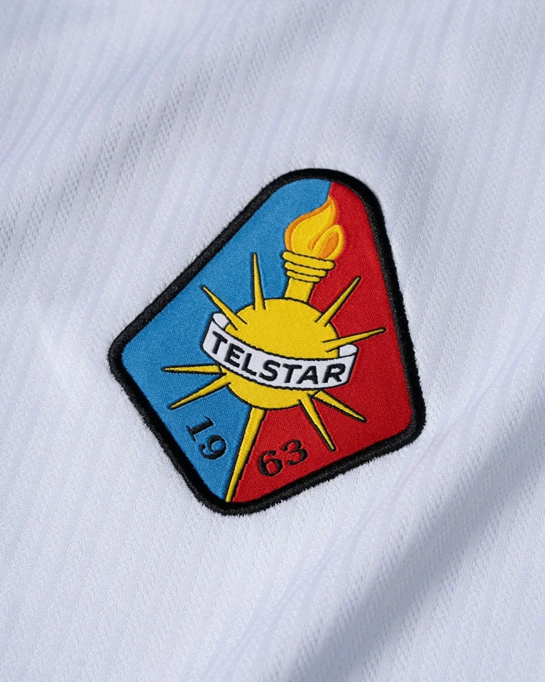 Detailopname van het geborduurde clublogo van Telstar met het jaartal 1963 op het thuisshirt voor 2026-2027
