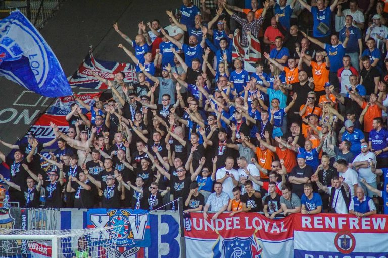 De Schotse bond dient tuchtklachten in tegen Celtic en Rangers na de ongeregeldheden op Ibrox. Het rapport is hard, maar de gevolgen komen bij de gewone uitsupporter terecht.